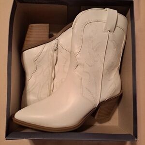 Universal Thread Cream Western-Style Ankle Boots with Stacked Heel